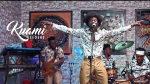 Kuami Eugene – Te Na Fie Video Ft Afro Harmony