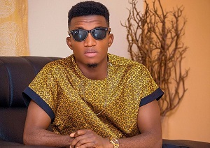 kofi kinaata wins man of the year at emy africa awards 2022