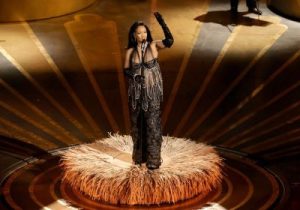 rihanna performs 'lift me up'
