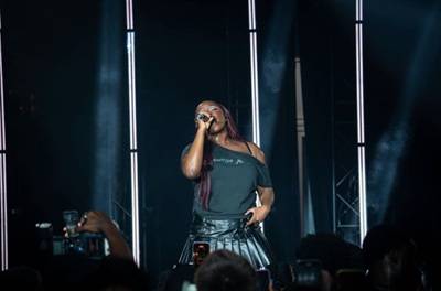 photo of amaarae performing