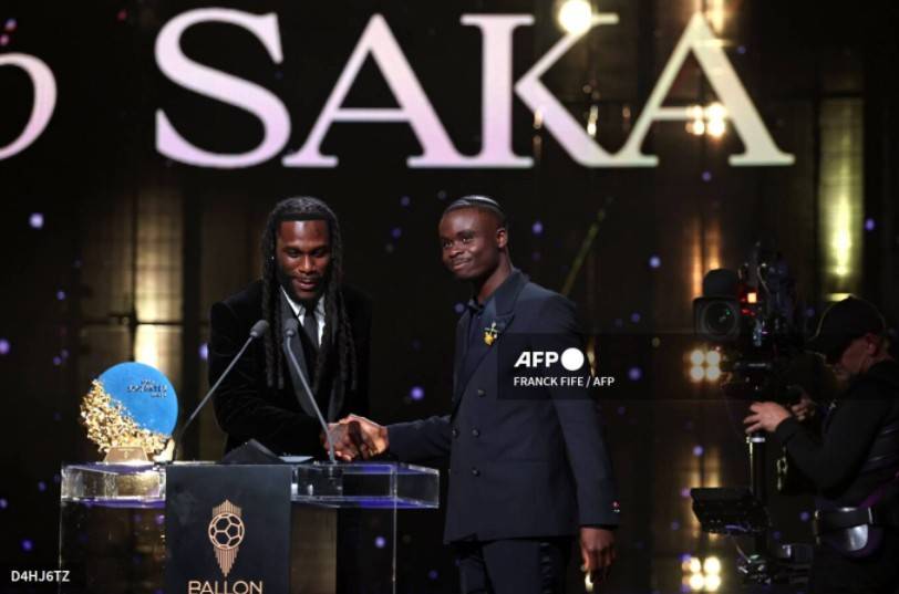 Burna Boy Presents Sócrates Award to Bukayo Saka at 2026 Ballon d’Or, Hopes to See a Nigerian Win One Day Burna Boy Presents Sócrates Award to Bukayo Saka at 2026 Ballon d’Or, Hopes to See a Nigerian Win One Day